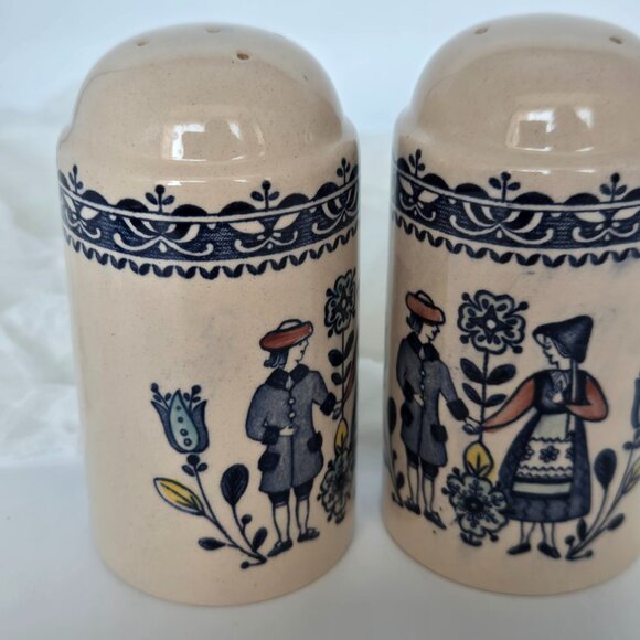 Johnson Brothers Stoke-On-Trent Old Granite Hearts & Flowers Salt Pepper Shakers - Picture 3 of 6